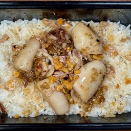 ข้าวปลาหมึกผัดกระเทียม