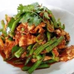 ข้าวผัดพริกแกงไก่ใส่ถั่ว