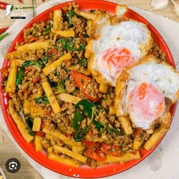 ข้าวกระเพราหมูสับหน่อไม้ถาด ไข่ดาว