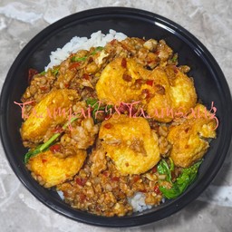กะเพราหมูสับ เต้าหู้ไข่ (ราดข้าว)