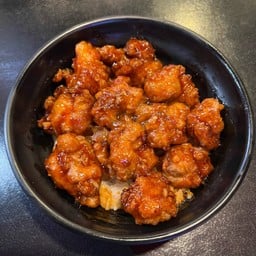 เซ็ตข้าวหน้าไก่เกาหลีคลุกซอส ฟรีเครื่องเคียง+ซุป