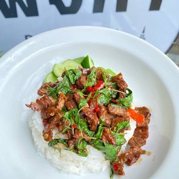 ข้าวราดผัดกระเพราเนื้อเค็ม