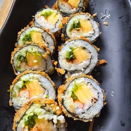 ซูชิทอดไส้ ยำสาหร่าย+ไข่หวาน+ปูอัด