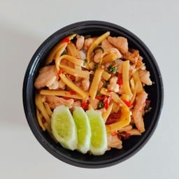 ข้าวกะเพราหมูนุ่มไส่หน่อไม้