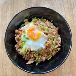 ข้าวหน้าหมูสไลด์ญี่ปุ่นไข่