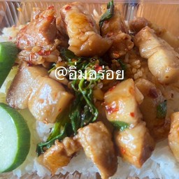 ข้าวกะเพราหมูสามชั้นฟรีไข่ดาว