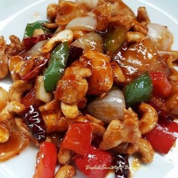 ไก่ผัดเม็ดมะม่วง (Stir-fried chicken with cashew nuts)