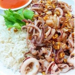 เนื้อปลาหมึกทอดกระเทียม