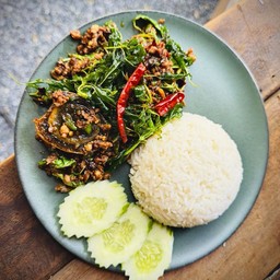 ข้าวกะเพราไข่เยี่ยวม้าหมูสับฟรีไข่ดาว