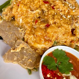 สุกี้แห้งหมูหมึกสดโป๊ะหน้าไข่ข้น