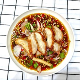 ยำคอหมูทอด