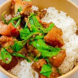 ข้าวไข่ข้นนุ่ม หมูกรอบคั่วพริกเกลือ กะเพราพริกแห้ง ( ครัว ณัฐชา )