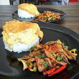 ผัดกระเพราเป็ดราดข้าว