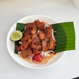 ยำสามชั้นทอด