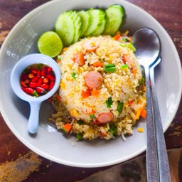 ข้าวผัดไส้กรอกฟรีไข่ดาว