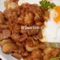 ข้าวสามชั้นทอดกระเทียมฟรีไข่ดาว