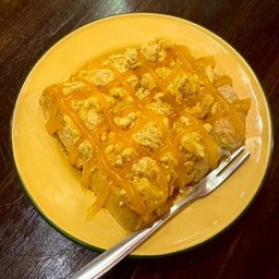 ขนมปังแผ่นปิ้ง ( หมูหยองน้ำสลัดโบราณ )