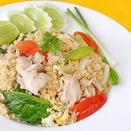 ข้าวผัดไก่(เนื้อน่อง)ฟรีไข่ดาว