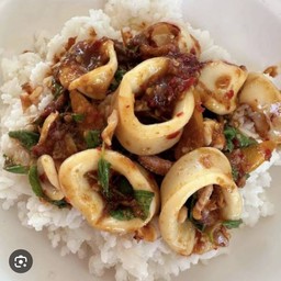 กระเพราปลาหมึก+ไข่ดาว(ราดข้าว)