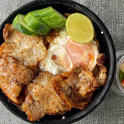 ข้าวหน้าหมู สไลค์ กะเทียม