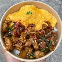 ข้าวไข่ข้น กระเพราสามชั้น