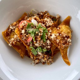 เกี๊ยวกรอบไส้หมูยำแห้ง