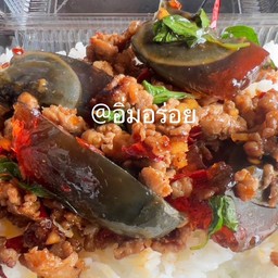 ข้าวกะเพราไก่(เนื้อน่อง)ไข่เยี่ยวม้าฟรีไข่ดาว