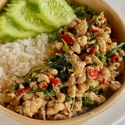 กระเพราหมูสับราดข้าว