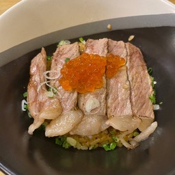 ข้าวผัดกระเทียมเนื้อวากิว