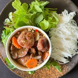 บุ๋นจ๋า เมนูขึ้นชื่อของฮานอย หมูสามชั้นย่างถ่านและหมูสับเป็นก้อนย่างจนหอมชุมช้ำกินคู่กับเส้นขนมจีน