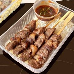 ข้าวหน้าเนื้อโคขุนย่างเสียบไม้ น้ำจิ้มแจ๋ว