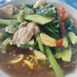 ราดหน้าหมู ไก่ หมี่กรอบ