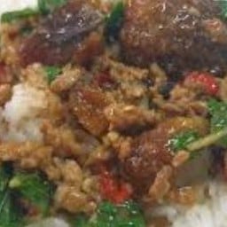 ข้าวกระเพราไก่ไ่ข่เยี่ยวม้า