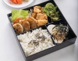 ข้าวไก่ทอดคาราเกะราดซอสมะนาว