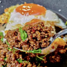 ข้าวกะเพราหมูสับไข่ดาว