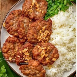 ข้าวหมูสเต็กกระเทียมทอด