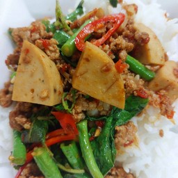 ผัดกระเพราหมูยอ + หมูสับ