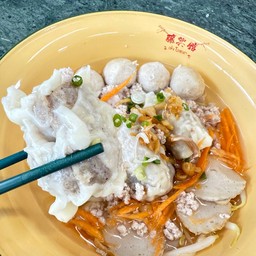 โคตรเกี๊ยวเหลา (น้ำใส) + หมูสับ +ลูกชิ้น +ตับ +ปลาเส้น