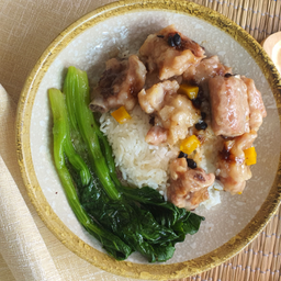 ข้าวซี่โครงหมูเต้าซี่  (พิเศษ) Spareribs-Black Bean Sauce with Rice