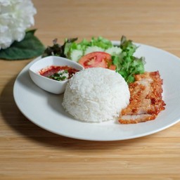 ข้าวหมูสามชั้นทอดน้ำปลา