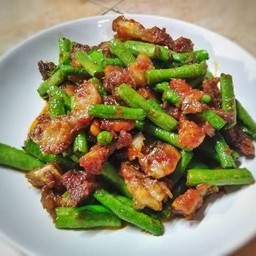 ผัดพริกแกงหมูราดข้าว