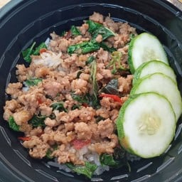 ข้าว กระเพราพ่นไฟ หมู หรือ ไก่