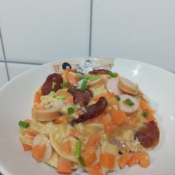 ข้าวหน้าไส้กรอกไก่กุนเชียงทอดไข่ข้น