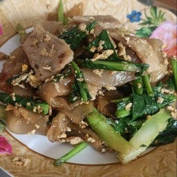 ร้านราดหน้าเยาวราชสูตรแม่แอ๋ว สาขา2 (หน้าประกันสังคม)
