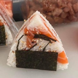 ข้าวปั้นแซลมอน