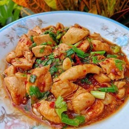 ผัดพริกแกงไก่ราดข้าว