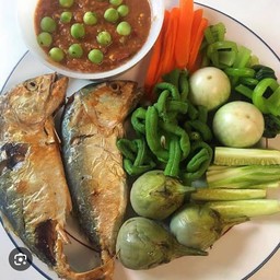 ปลาทูทอด น้ำพริกกะปิ กับข้าว