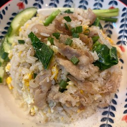 ข้าวผัดหมูสามชั้นฟรีไข่ดาว