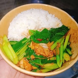 คะน้าปลาเค็มราดข้าว