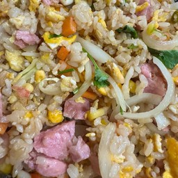 ข้าวผัดแหนมฟรีไข่ดาว